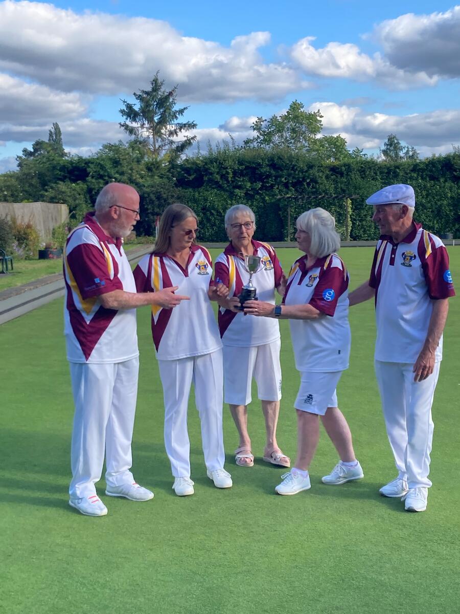 Club President Wendy Cross presents the trophy to the winning team of (L-R) Jim Bland, Jane Ward, Sue Pitcher and Laurie Mowatt