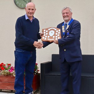 President Dusty Miller presenting the shield to captain Pete Linnell.
