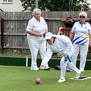 Shirley Suffling contests the three-bowl triples.
