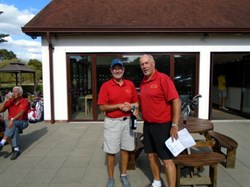 As neither captain or vice captain were at the outing last year's captain, Trevor, was volunteered to do the presenation.  Warwick grasps the winners wine for a fine win