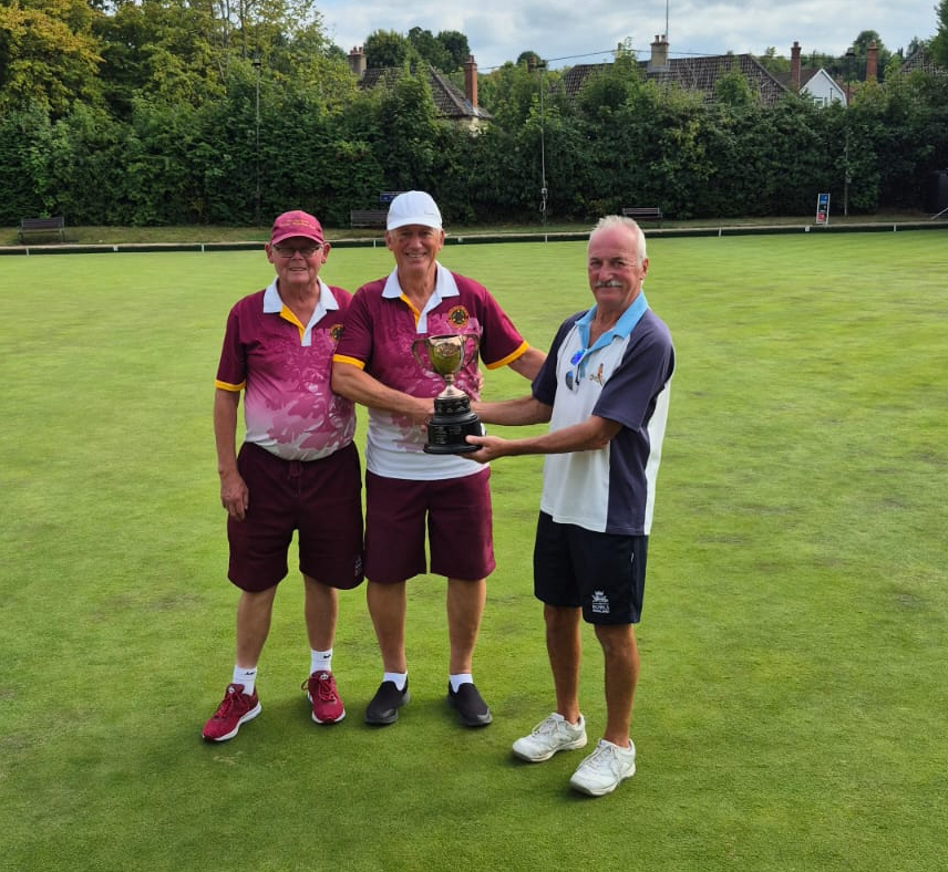 2025 winners Ric Newson and Bob Goodyear receive trophy from 2025 BDBA President Bob French