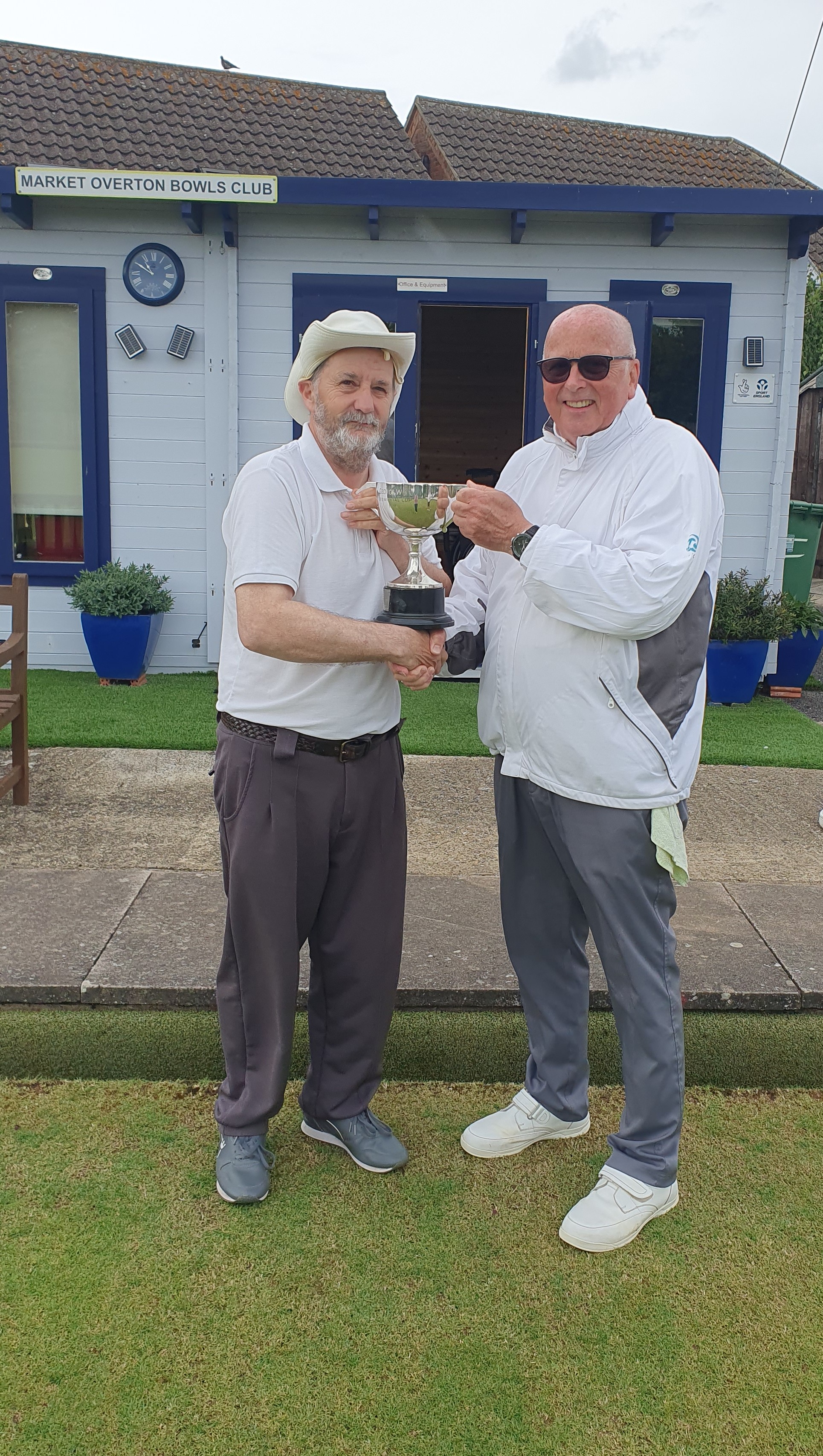 Men's 2 wood winner Jonny receiving trophy from runner up Mike