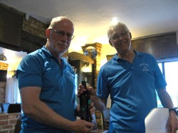 Ian takes the winners prize coming in with 41 points for a hefty handicap cut