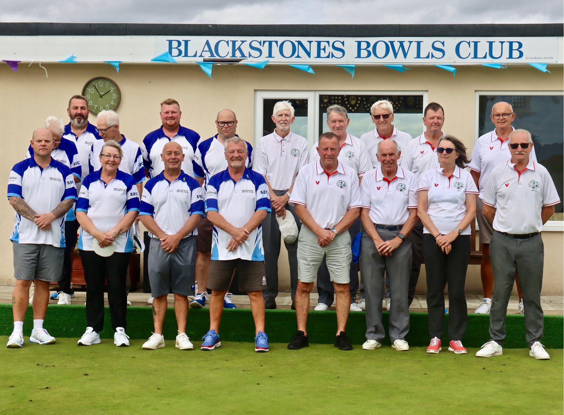 The two teams before the match. The two teams before the match.