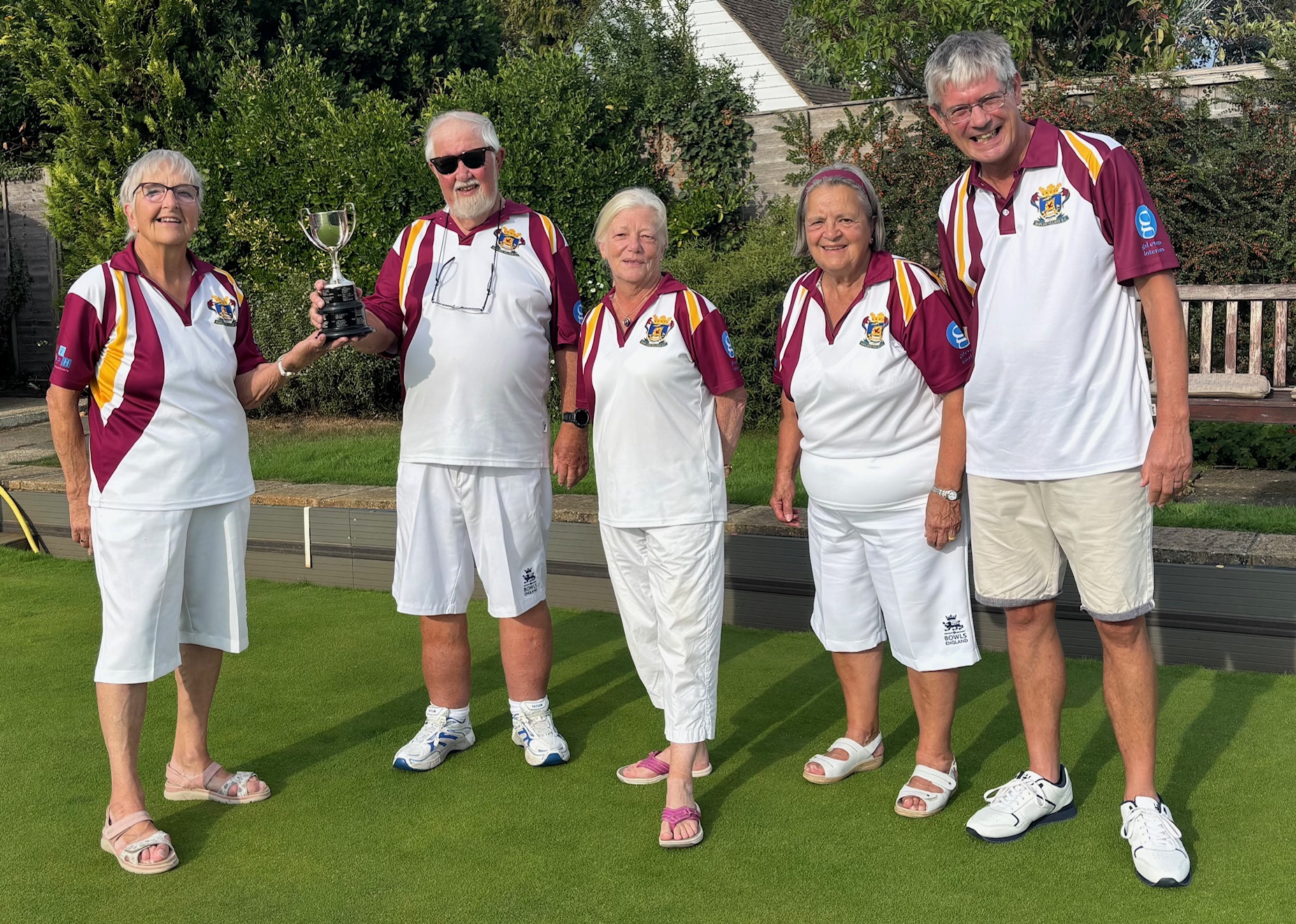 President Wendy Cross presents the trophy to the Drawn Fours 2025 winners