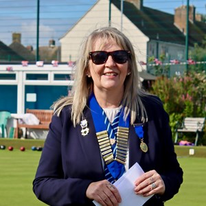 Rita Downs welcomes the bowlers.