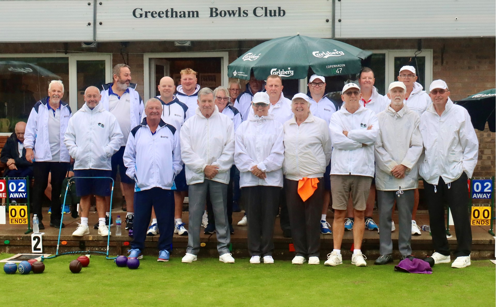 The two teams before the match.
