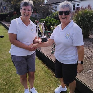 Clare Thomas on left receiving Ladies 2 Wood cup from Runner up Carol Findlay