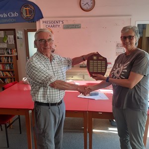 Ladies captain Liz Dyer receiving trophy from Men's captain Roy Hosmer