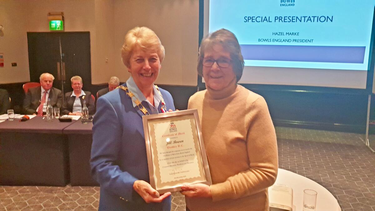 Jill Bowen receives her National Certificate of Merit from Bowls England President, Hazel Marke