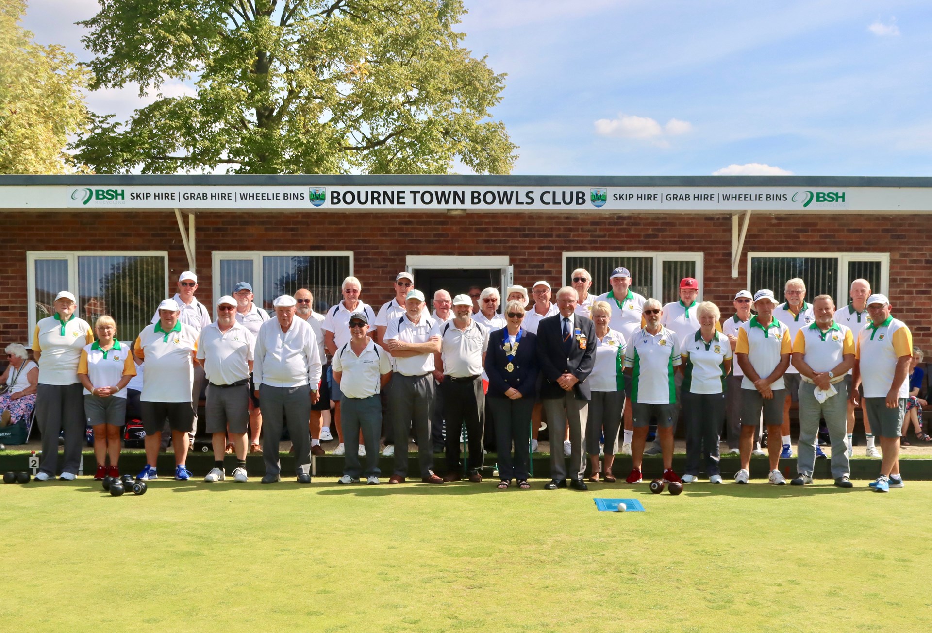 All the teams competing for the Duncomb Shield before start of play, with President Rita Downs and Chairman Charlie Underwood
