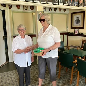 Runner up Jeni Winney receiving her prize from organiser Anne Cook after loosing in the Final of the Jill Meager Trophy