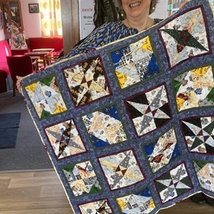 Happy winner of Liz Hosmer's amazing hand made Harry Potter theme quilt