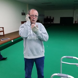 This is the man who said 30 seconds earlier to the camera man, whose camera was on his phone "You cannot use your mobile on the bowling greeen, hence the guilty look " #bowlsbanter