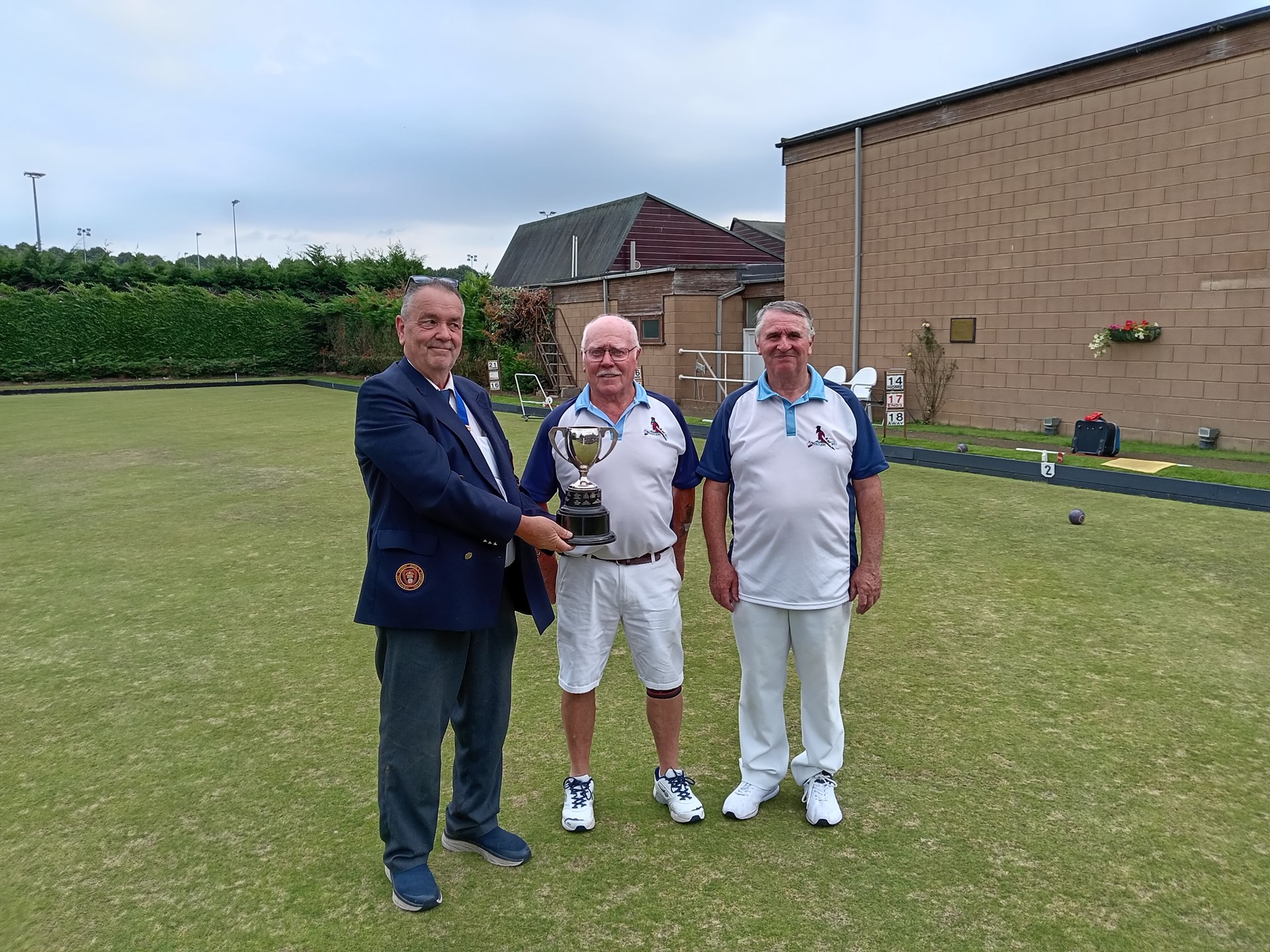 2024 winners Peter Read and John Arbon receive trophy from Dave Elliott 2024 BDBA President