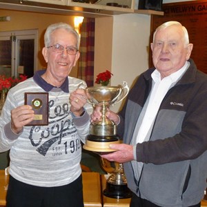 Gus Edwards, 3 Woods Champion 2022, receiving his trophy from President Fred Goodege