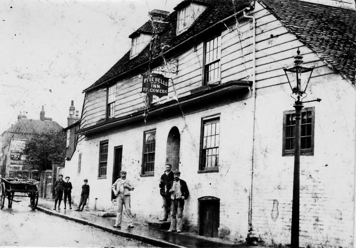 The original Five Bells pub in the High Street. The current pub was built behind this original.