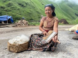Combing sheep's wool in Rukum