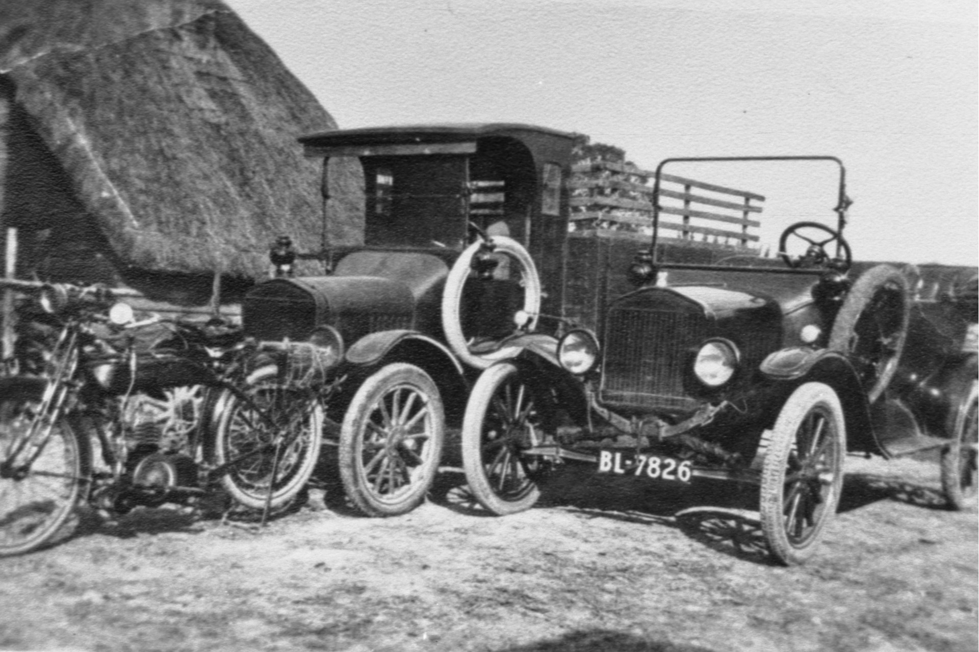 Cars in front of Longthatch. Between 1904 to 1922