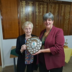 Ladies Singles winner, Sue