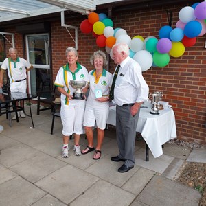 30/ Ladies Champion Elaine Wulcko with runner up Laura Hastingsi
