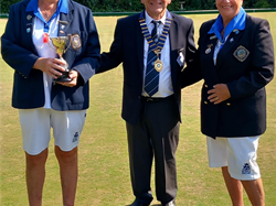 Left to Right Handicap Winner Tracy Hamilton and Runner Up Chris Murphy