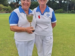 Ladies 10 Points winner Chris Murphy on the left and runner up Linda Prior