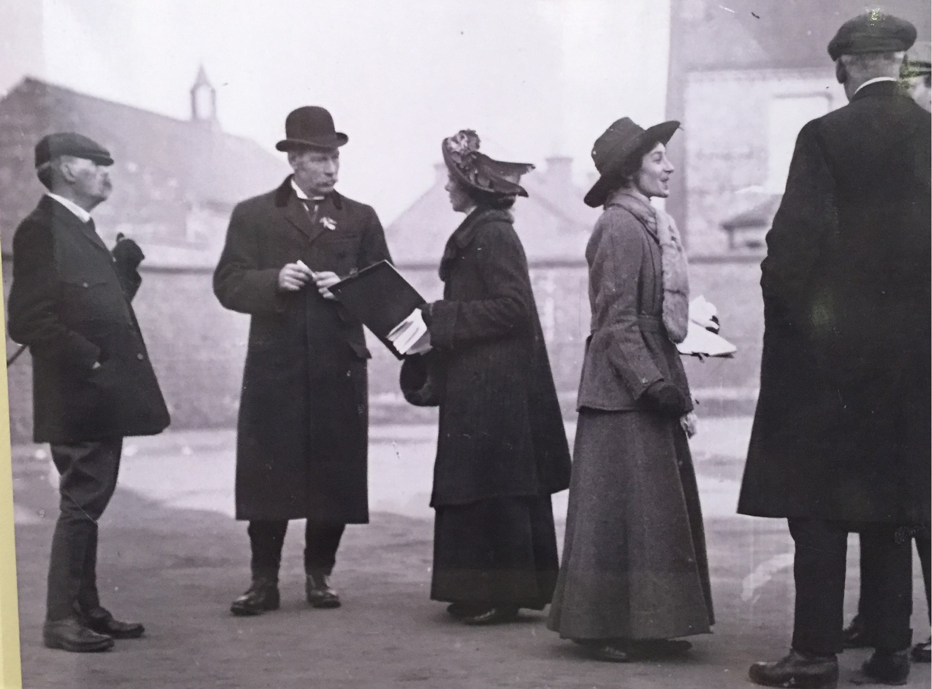 Suffragist Mrs Hilda Dowson & sister-in-law Alice Dowson on polling day, Newark 1910