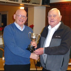 Mike Howe Men's Champion 2022 receiving his Trophy from Fred Goodege
