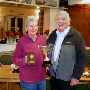 Elaine Wulcko receiving the Ladies Handicap trophy 2022, from President Fred Goodegee