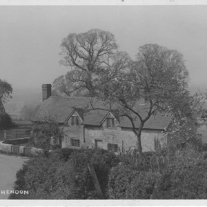 Thtrr cottages by the pump - Mr Yammer had these demolished 1930s and later had house built (Ashendon House)