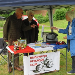 Barry explaining to Linda the finer points of petanque