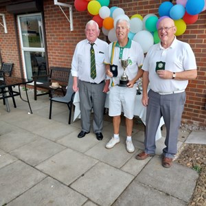 29/ Bill Draycott with the Men's Champioship Trophy and Runner up Mike Howe