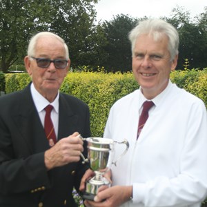 Handicap Cup : President Reg Turner presenting the cup to Chris Beale