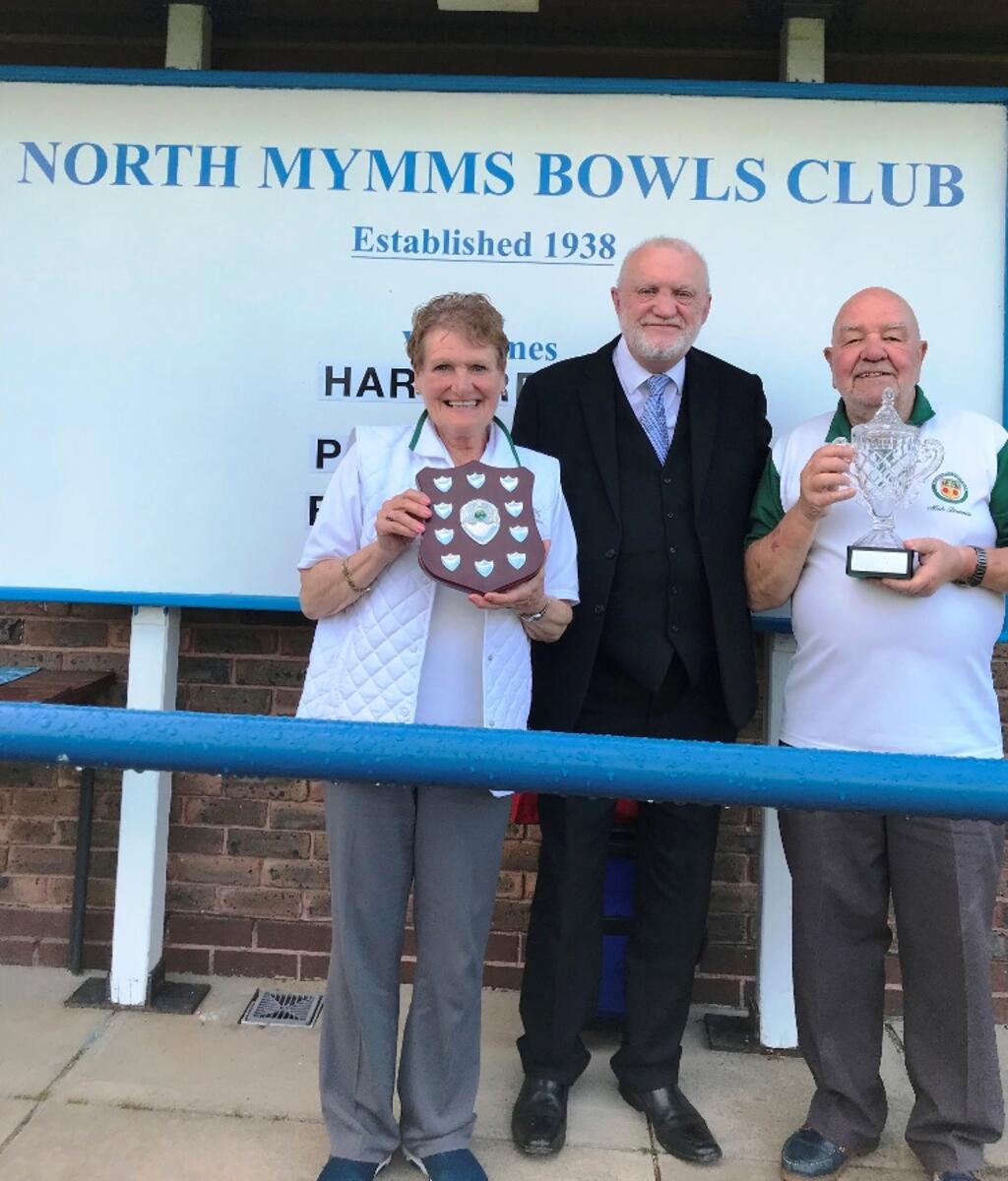 Presenting the Nethercott Trophy to Potter Bar 2022