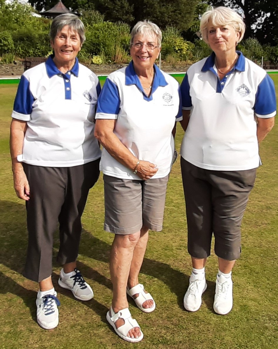 Hot Shot winners from left to right, Maggie Dellard, Vice Captain Chris Murphy and Penny Smith