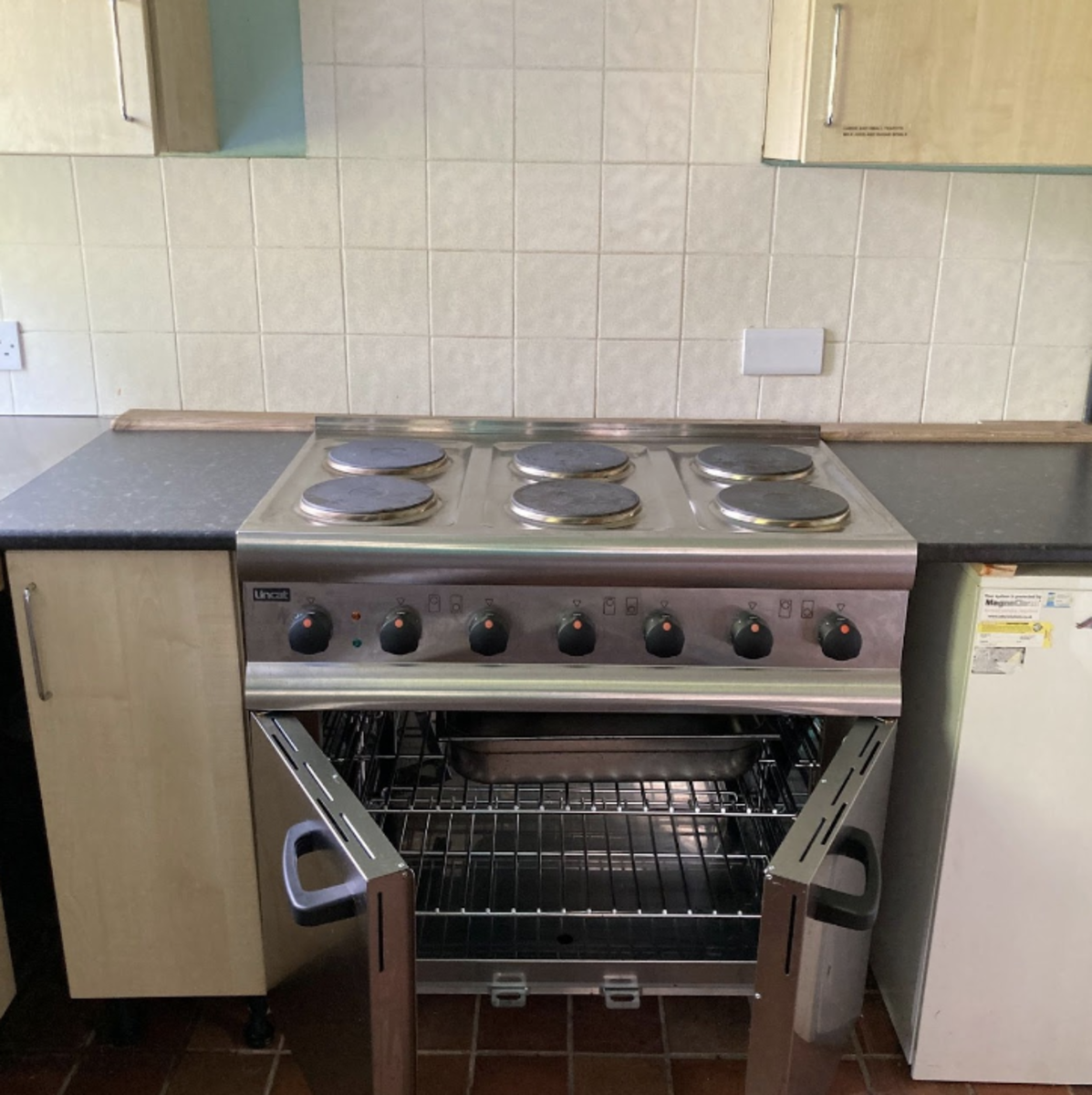 Electric Oven  Six Hobbs  Easy to use