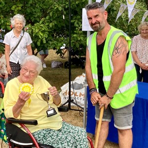 Annie Fowler, winner of the Platinum Jubilee cup for best residential container - with Kris Bettridge, Chair of OCA