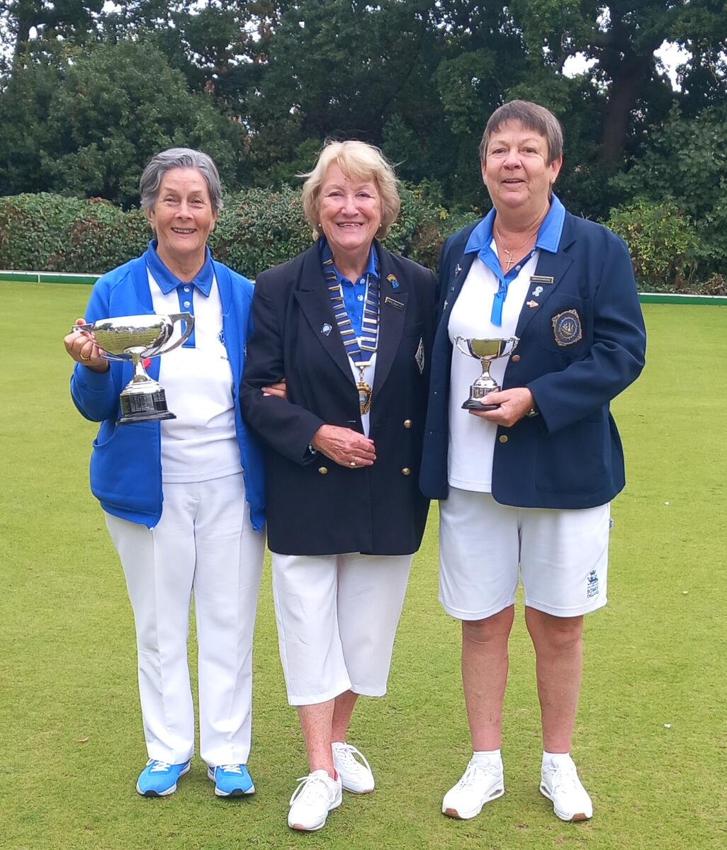 Ladies Champion Maggie Dellard & runner up, Tracy Hamilton