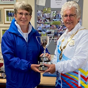 Gayle Hartley Yorkshire Ladies 4 Woods Champion 2023 with Yorkshire President Margaret Redhead