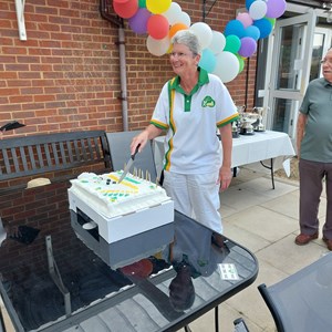 31/ Elaine Wulcko cutting Birthday Cake