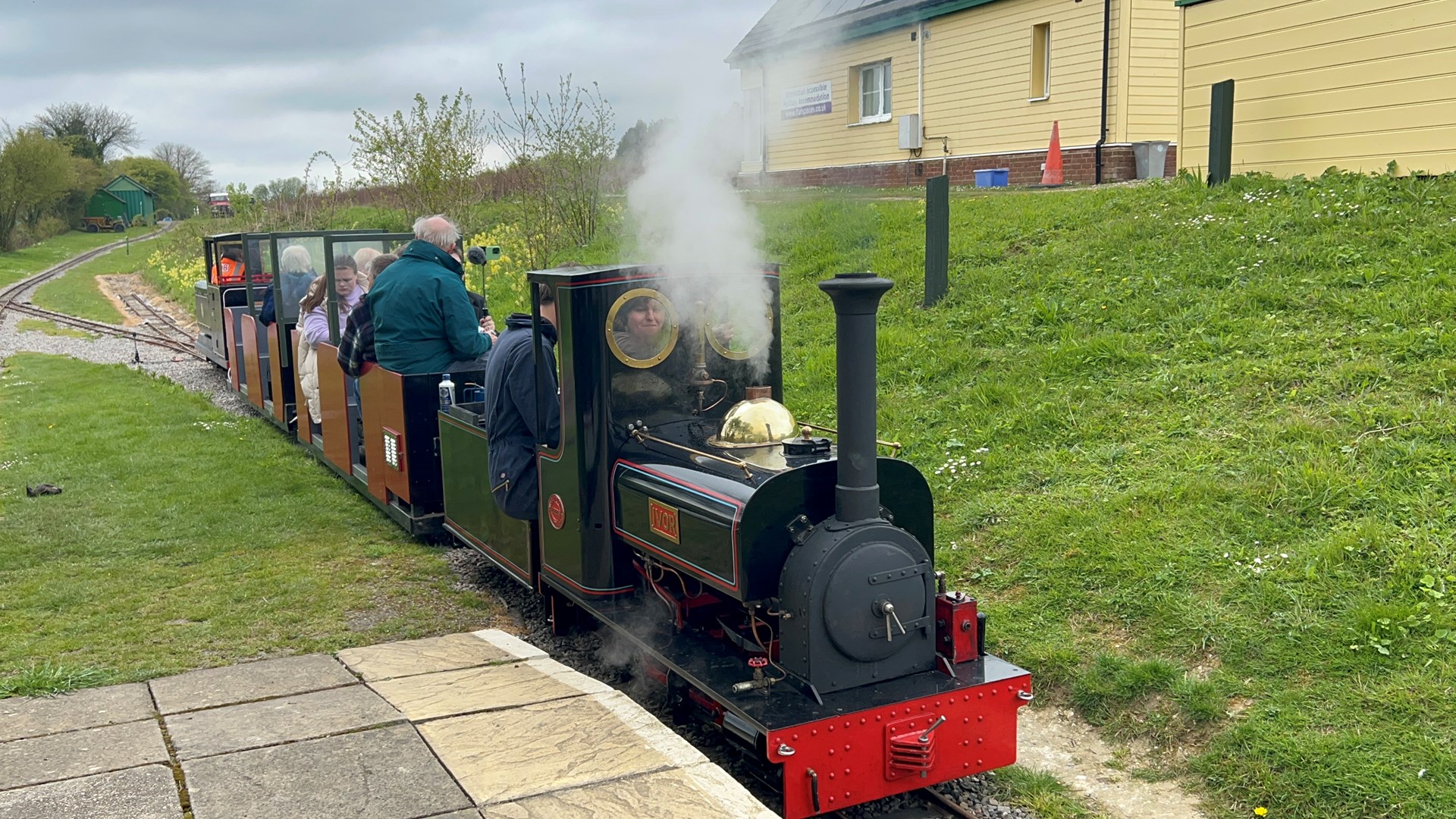 Ivor tails its very first service train out of Ropley High Level 27/04/2024