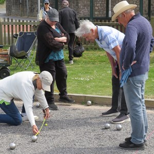 Dave and Rodney look on whilst their opponents do the measuring.