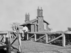 Holmes swing/turn bridge