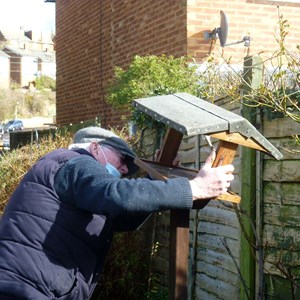 Les Rhodes Setting up Bird Table  March 2021