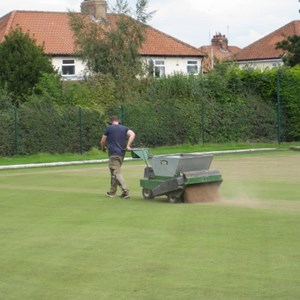 Spreading Top-Dressing