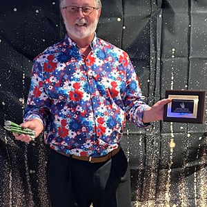 Men's Captain Dave collects P&D League Winners Award 15/11/25